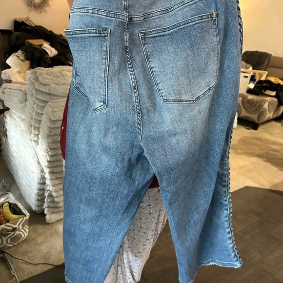 Judy Blue Classic Blue Denim capris - Picture 3 of 5